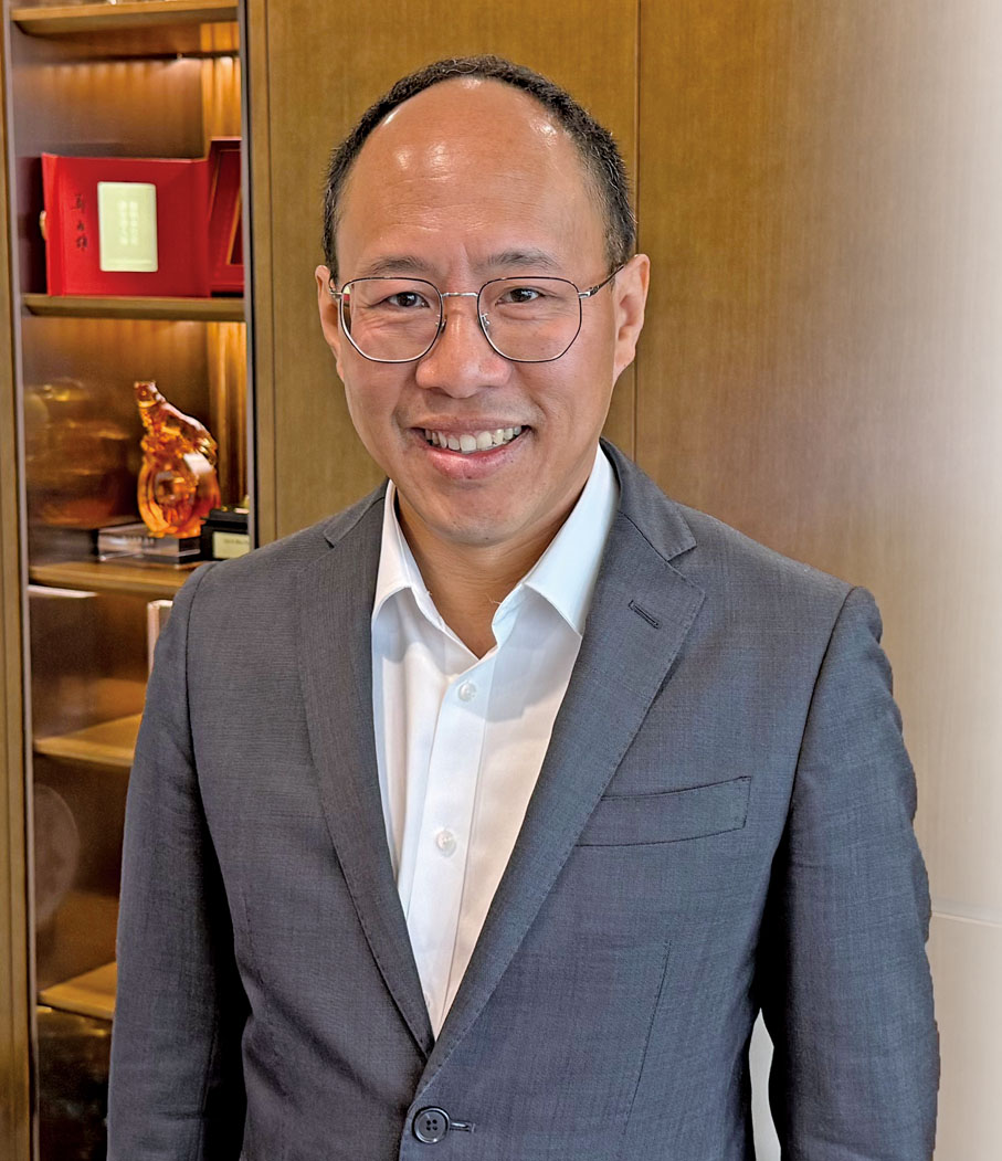 ●全國政協委員、香港海南社團總會會長、理文造紙有限公司主席李文俊