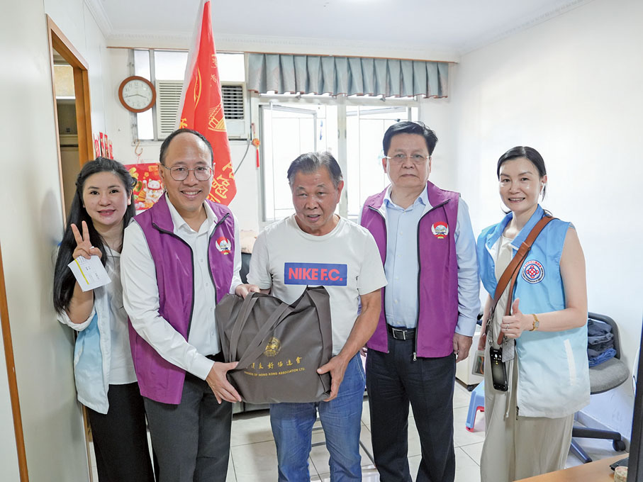 ●2025年10月，香港海南社團總會將通過各屬會及地區委員會開展不少於50場探訪活動。李文俊帶頭啟動「關愛行動」，赴觀塘探訪長者。