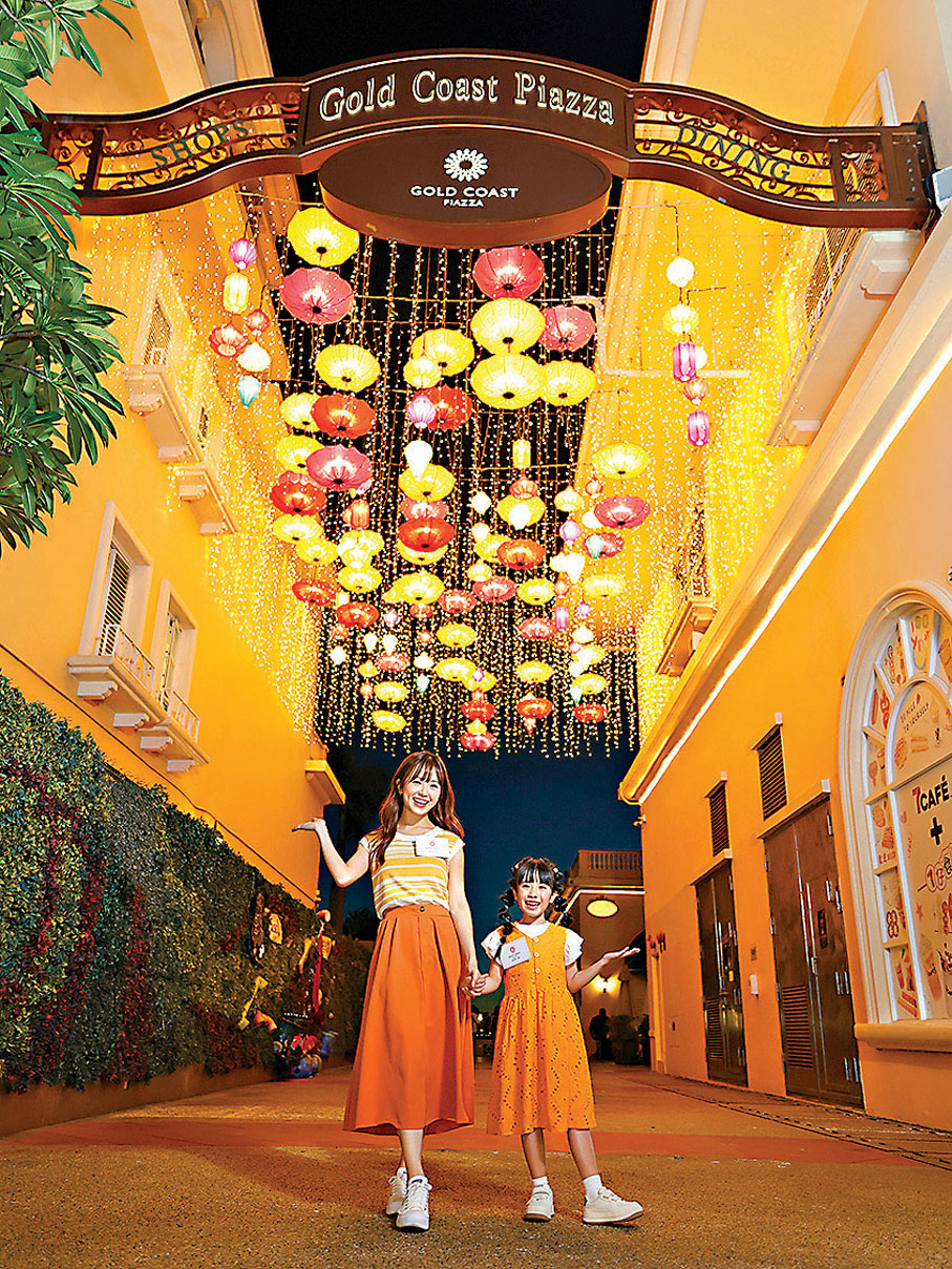 ●黃金海岸商場以約百盞傳統中式燈籠點亮夜空。