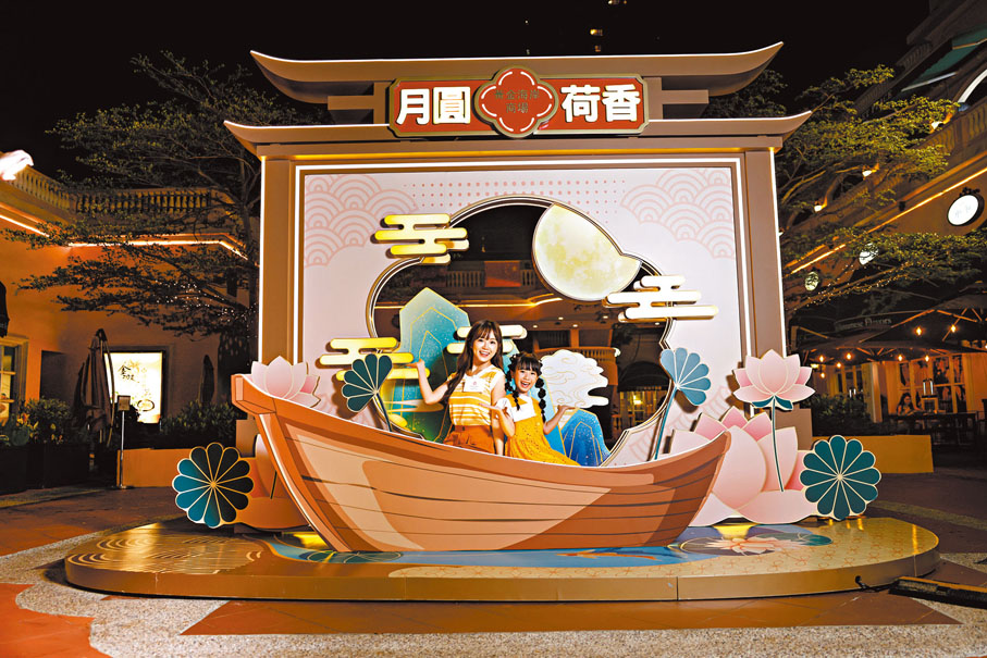 ●中式荷花主題湖舟裝置，復刻湖畔賞月詩意情懷。
