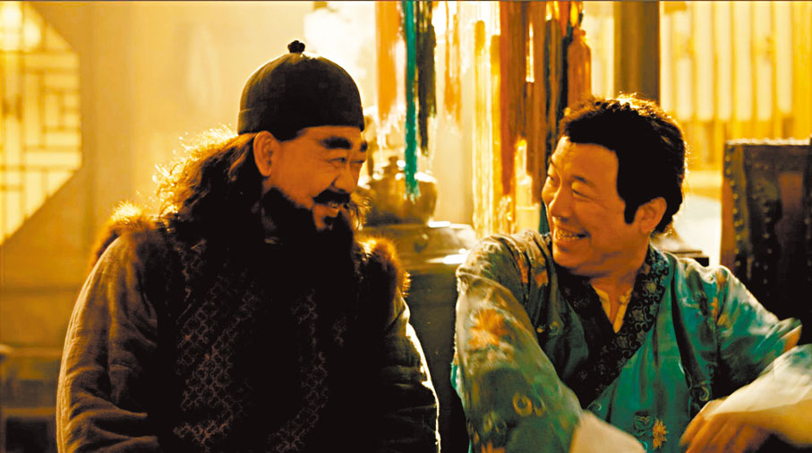 ●黃渤飾演包子舖夥計，姜武（左）飾演大帥。