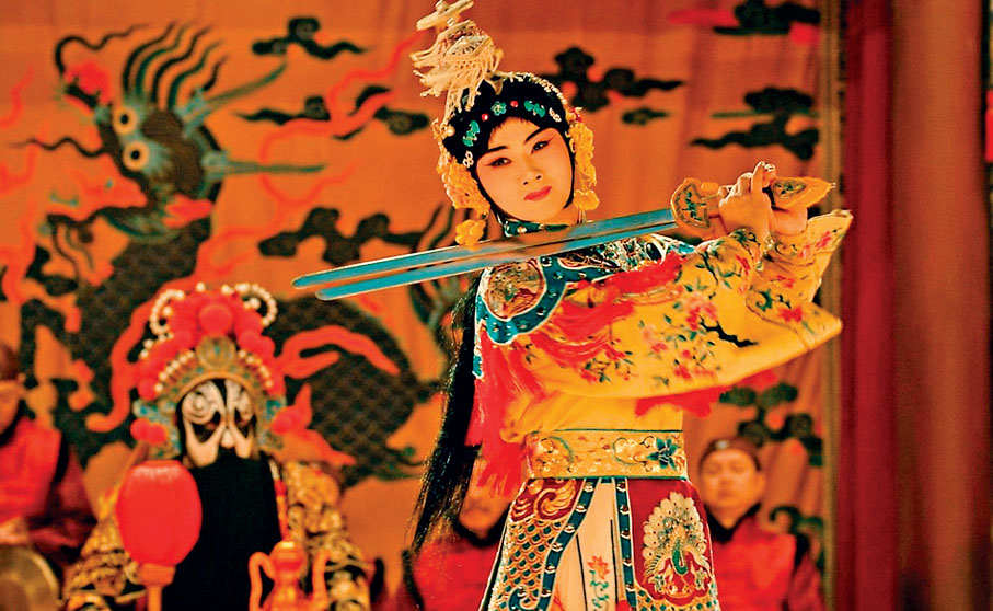 ●電影中，《霸王別姬》這齣戲接連發生意外，一連串荒誕又幽默的故事隨即上演。