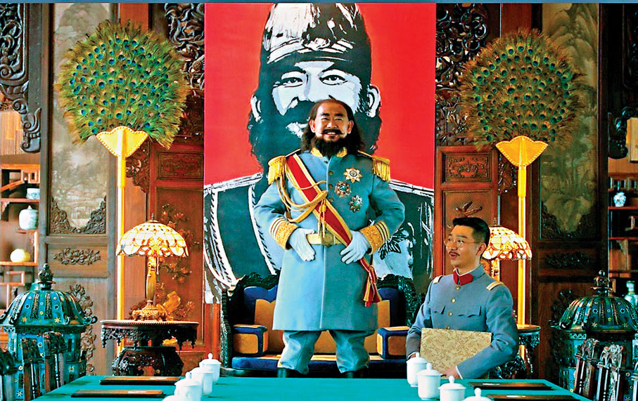 ●陳佩斯的兒子陳大愚（右）在戲中演徐明禮。