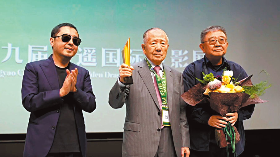 ●賈樟柯和張律為金東虎頒發「中國電影海外貢獻榮譽」。 視頻截圖