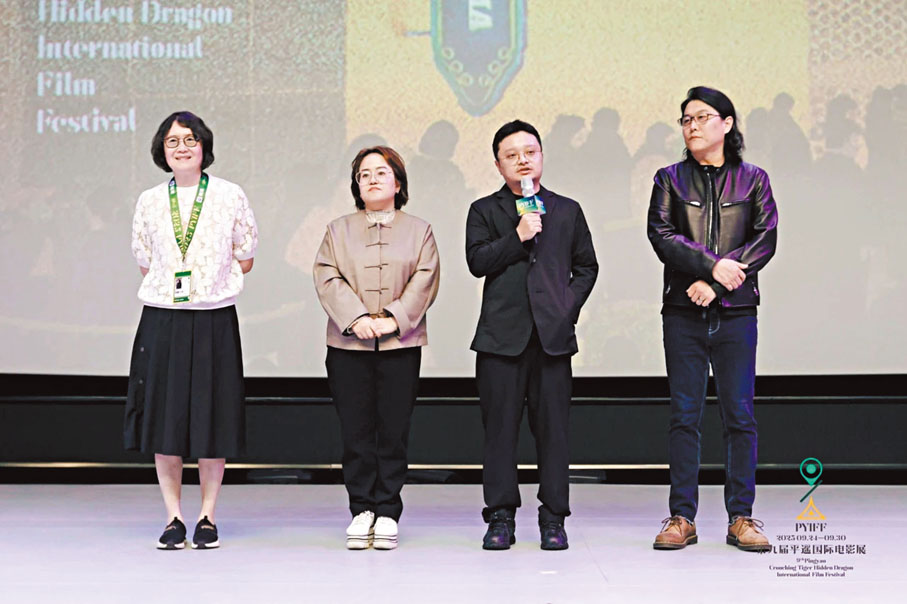 ●畢贛（右二）與眾主創分享《狂野時代》幕後故事。 主辦方供圖