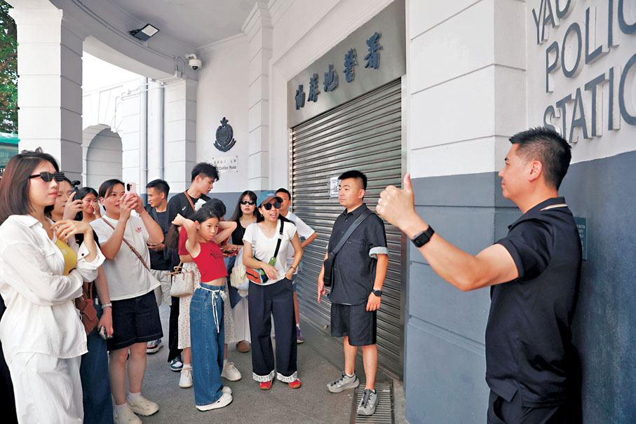 ●內地旅客打卡舊油蔴地警署。香港文匯報記者郭木又  攝