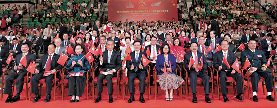●香港同胞慶祝中華人民共和國成立76周年國慶文藝晚會昨晚在香港紅磡體育館拉開帷幕。香港文匯報記者曾興偉  攝