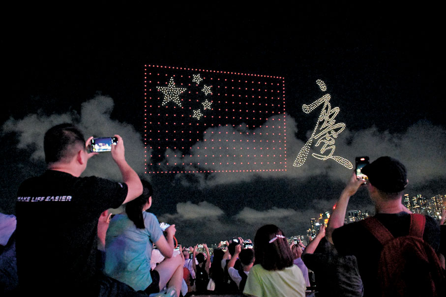 ●1,200架無人機展示大型「慶」字，表達香港市民對祖國華誕的美好祝福。中新社