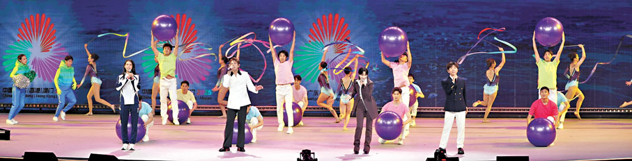 ●江旻憓與內地和澳門歌手及表演團體帶來全運會倒計時主題曲《我攜山海等你來》。 香港文匯報記者曾興偉  攝