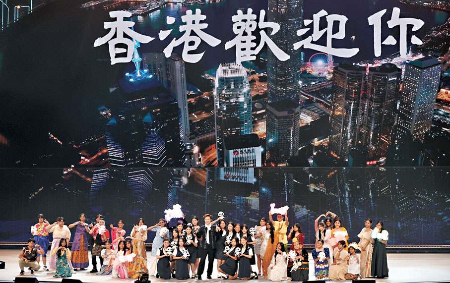 ●歌手與中學生合唱《香港歡迎你》。香港文匯報記者曾興偉  攝