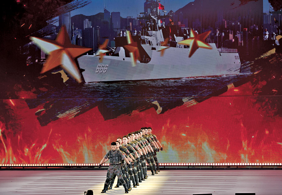 ●解放軍駐港部隊文化工作隊演出舞蹈《礪兵》。 香港文匯報記者曾興偉  攝