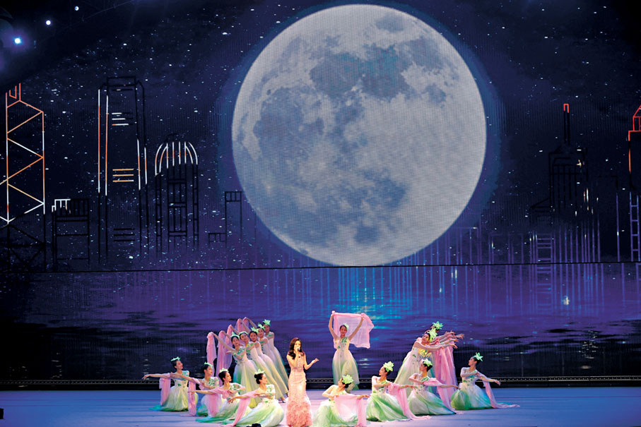 ●歌手獻唱《彩雲追月》，為整個篇章增添一份柔和而溫暖的情感。香港文匯報記者曾興偉  攝