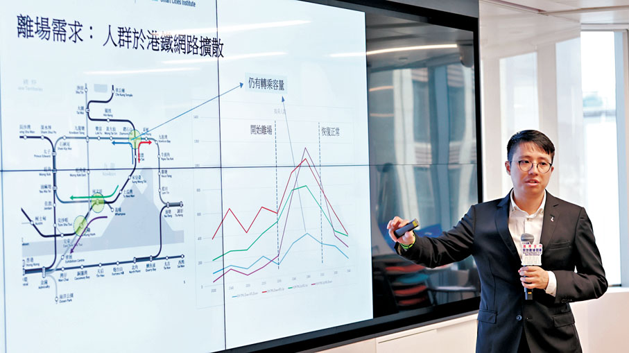 ●「鐵路領航者」團隊代表、科大極智慧城市研究院助理研究工程師盧澤仁介紹客流預測模型。 香港文匯報記者黃艾力  攝