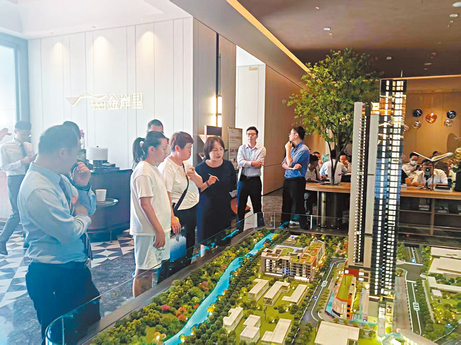 ●蓮塘口岸附近的新盤金岸里吸引許多人前來看房、諮詢和購買。 香港文匯報記者李昌鴻  攝