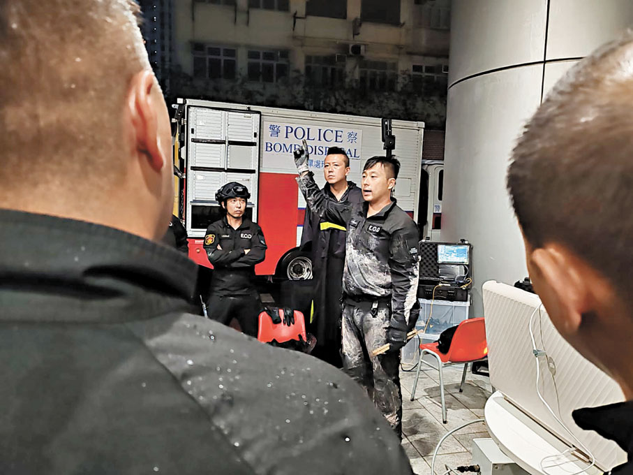 ●張立得與李展超在濱海街地盤現場說明拆彈任務。警方圖片