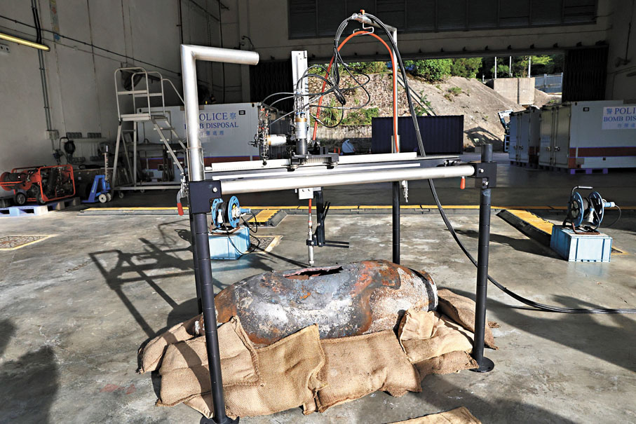 ●爆炸品處理課在基地內重現當日處理鰂魚涌炸彈場景，炸彈上的水力磨砂切割機將炸彈表面切開，並以低溫燃燒內裏的炸藥。香港文匯報記者萬霜靈  攝