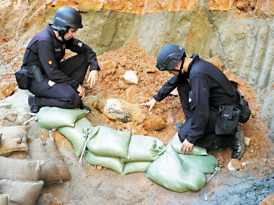 ●2020年7月，啟德一個地盤內發現炸彈，警方爆炸品處理課人員在現場處理。 資料圖片