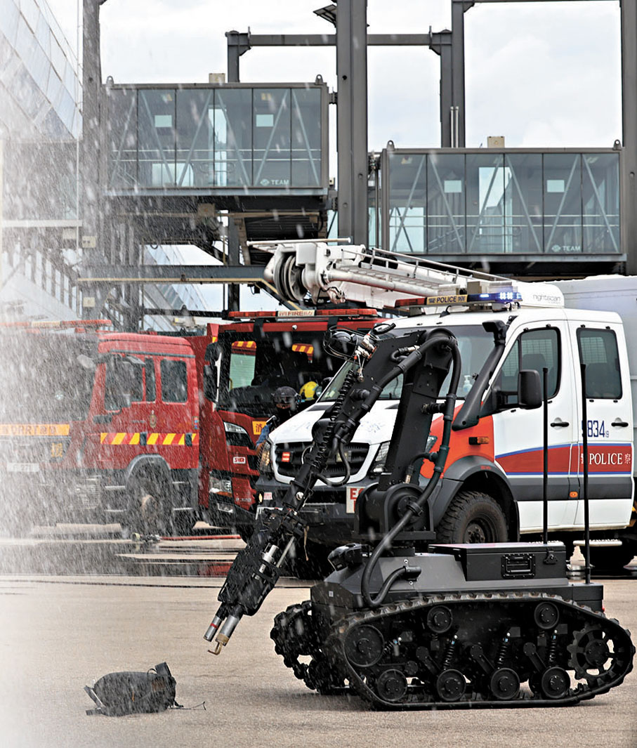 ●香港警方與內地廠商合作研製的拆彈機械人，曾於今年8月反恐演習中亮相。香港文匯報記者萬霜靈  攝