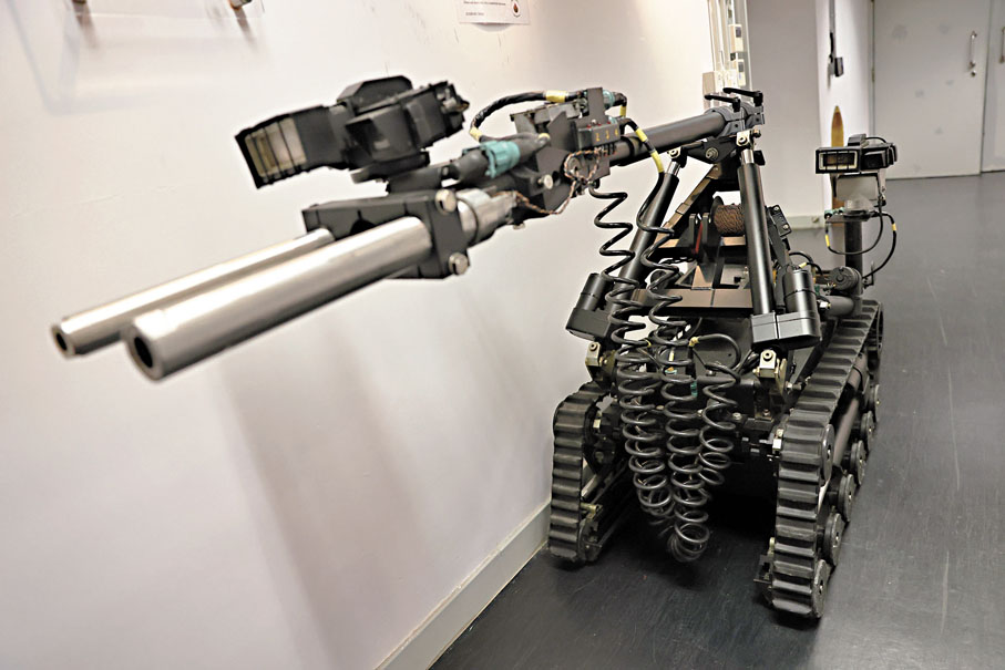 ●爆炸品處理課以往曾使用的外國製大型拆彈機械人「威霸龍」，現放在基地內展示。香港文匯報記者萬霜靈 攝