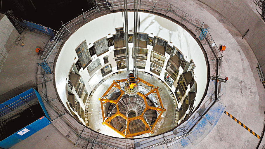 ●10月1日上午，位於安徽合肥未來大科學城的緊湊型聚變能實驗裝置（BEST）主機首個關鍵部件——杜瓦底座成功落位安裝，標誌着項目主體工程建設步入新階段，部件研製和工程安裝開啟「加速度」。 新華社