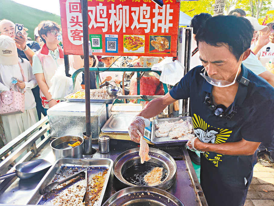 ●「雞排哥」李俊永在炸雞排。香港文匯報記者黃慧  攝