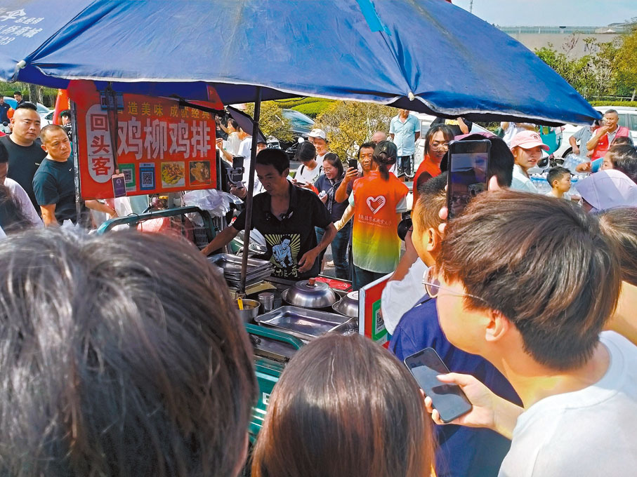 ●被人群和鏡頭包圍的「雞排哥」李俊永。香港文匯報記者黃慧  攝
