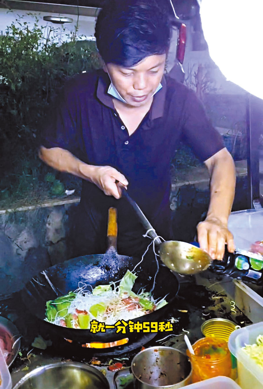 三亞「炒麵哥」：夜市「跑着炒」的煙火匠人