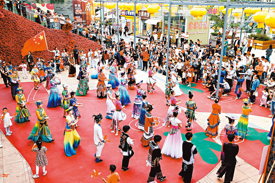 ●10月1日，位於貴州省貴陽市的多彩貴州城舉行民族大巡遊活動。 中新社