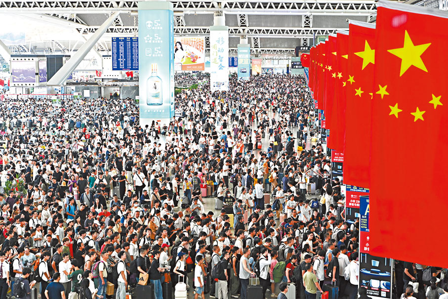 ●國慶期間，「中國紅」元素隨處可見。圖為廣州南站的國旗裝飾。中新社