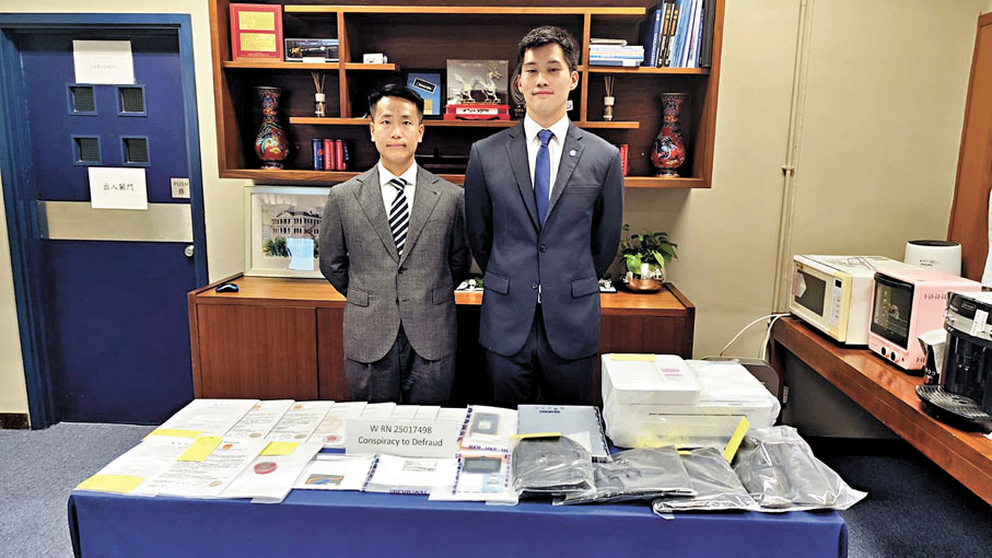 ●警方檢獲偽造的內地檢察院公函及國家保密令等。 香港文匯報記者鄺福強  攝