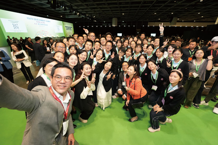 ●青年出席高峰論壇。