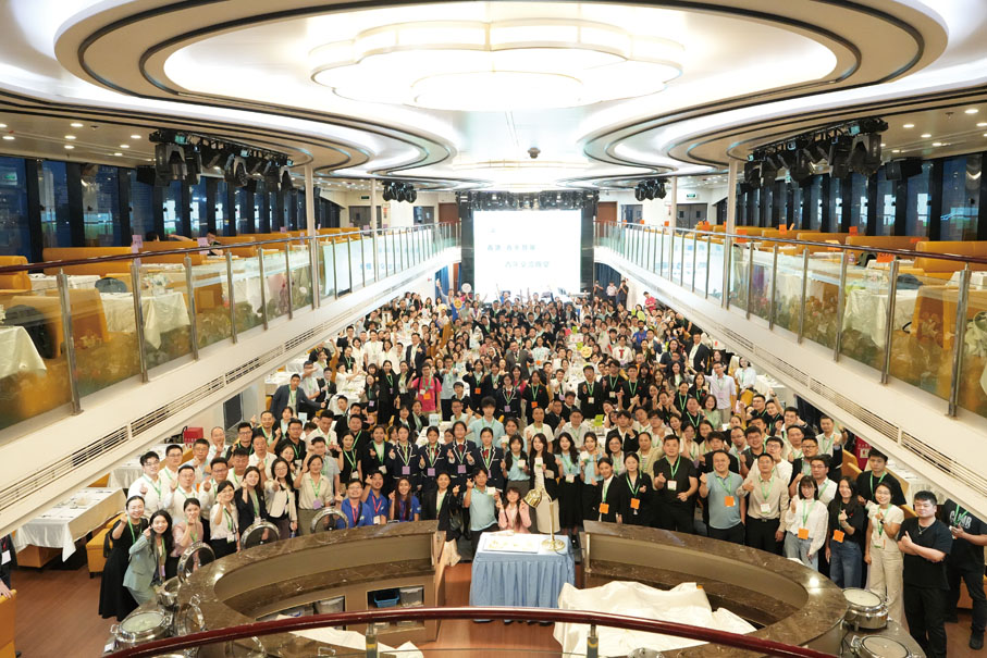 ●青年參加考察活動。