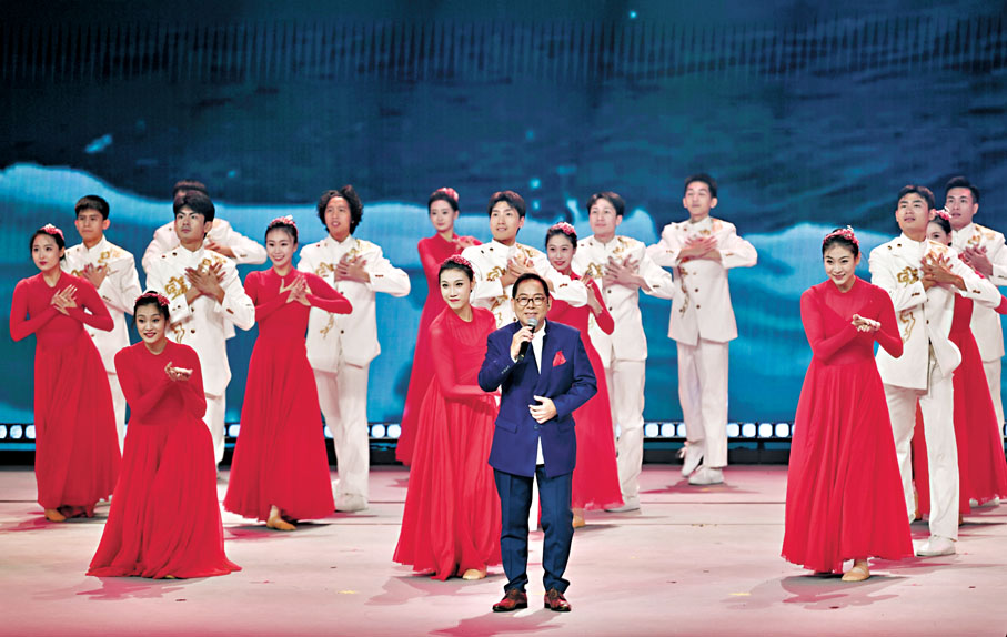 ●張明敏演唱《我的中國心》。  中新社