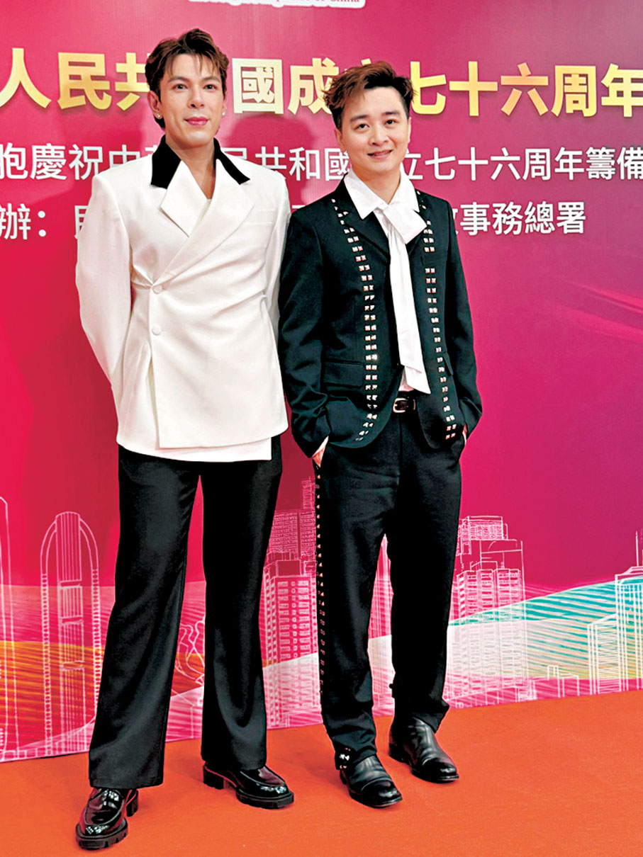 ●古淖文貼心鼓勵譚輝智。  香港文匯報記者阿祖 攝