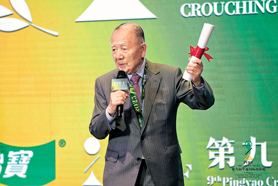 ●金東虎代《世界的主人》導演尹佳恩領獎。   主辦方供圖