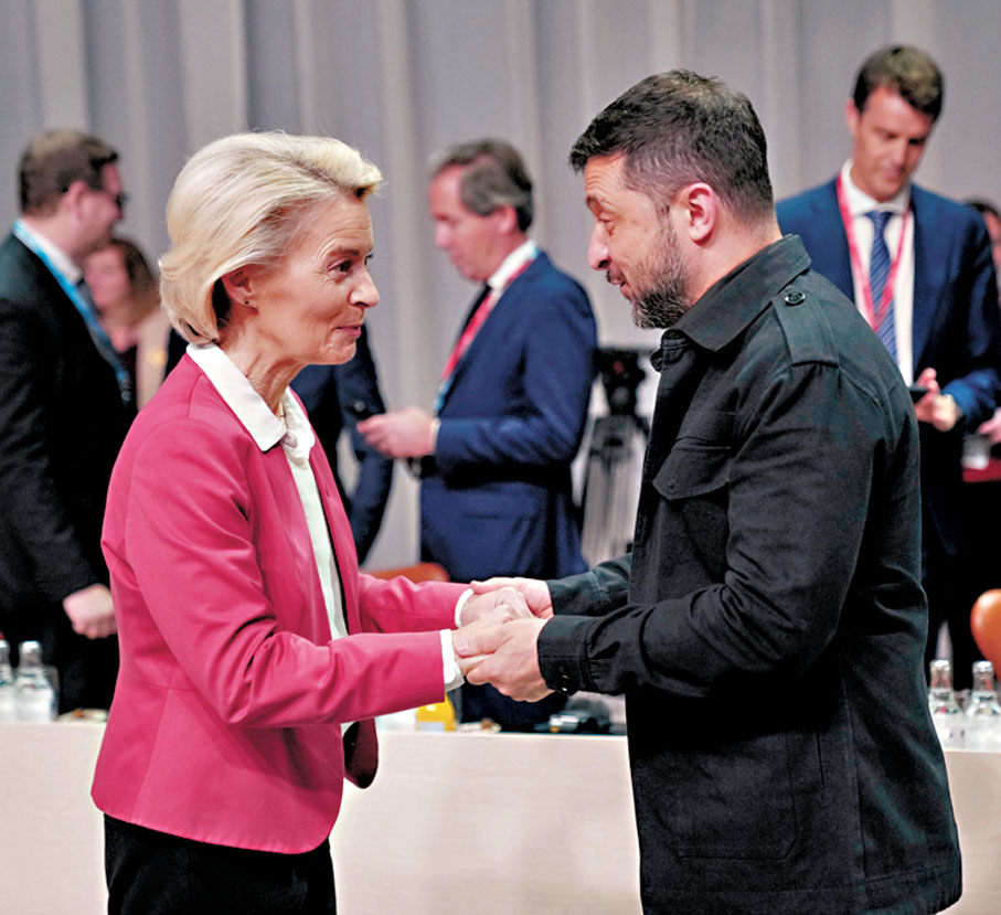 ●馮德萊恩（左）向澤連斯基問好。 美聯社