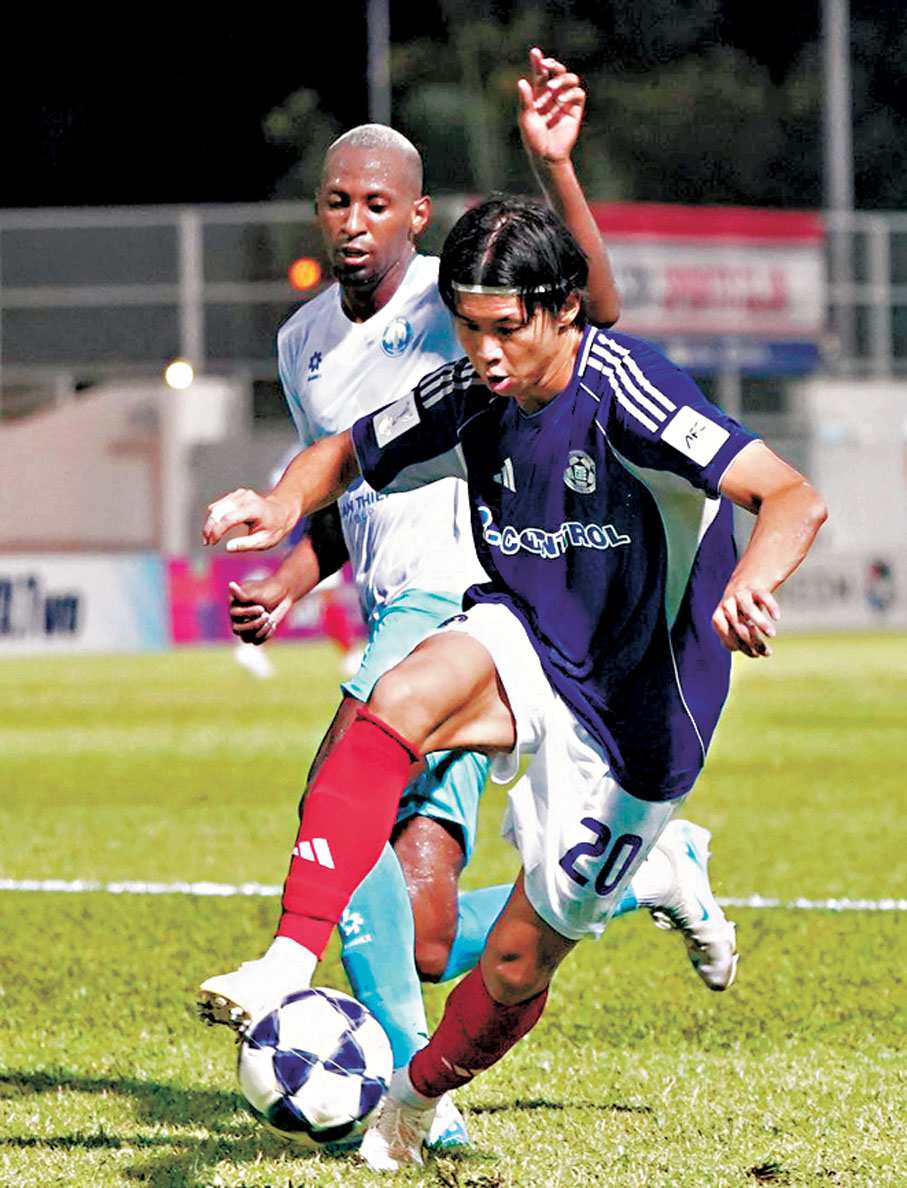 ●東方中堅具滋龍（藍衫）與對手球員拚搶。 香港文匯報記者張發兒  攝