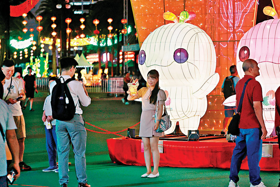 ●少女與全運會吉祥物相映成趣。香港文匯報記者北山彥  攝