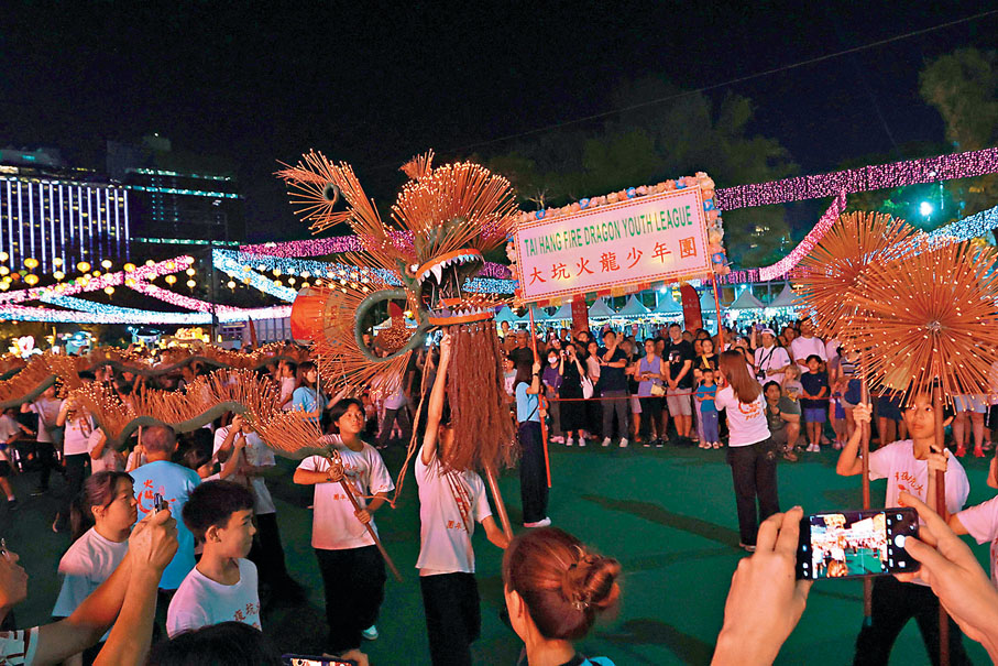 ●大坑火龍少年團舞火龍表演。香港文匯報記者北山彥  攝