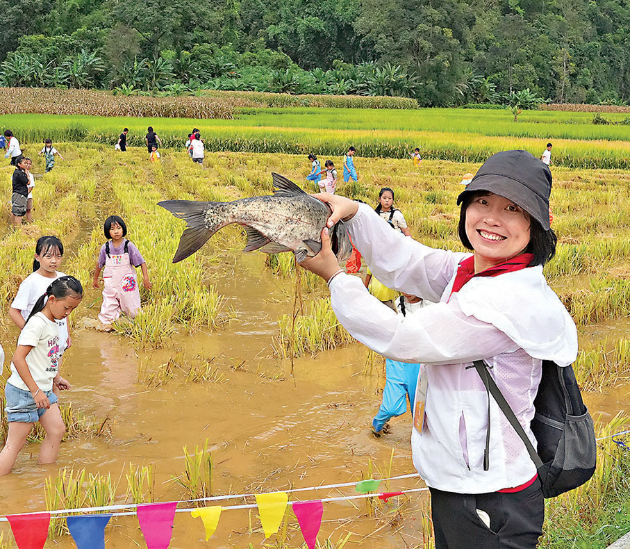 ●大人拿着大魚打卡。