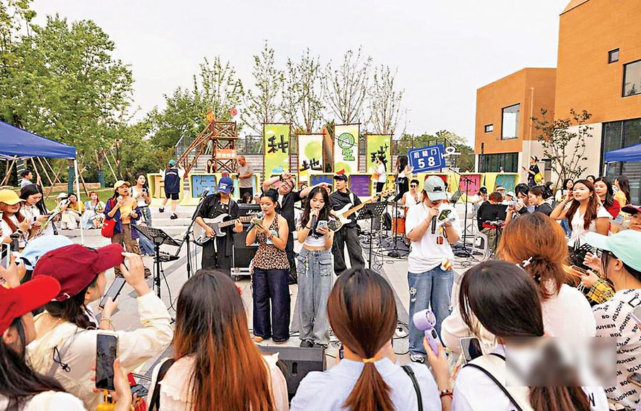 ●在種地星球園區，遊客正在參與表演。網上圖片