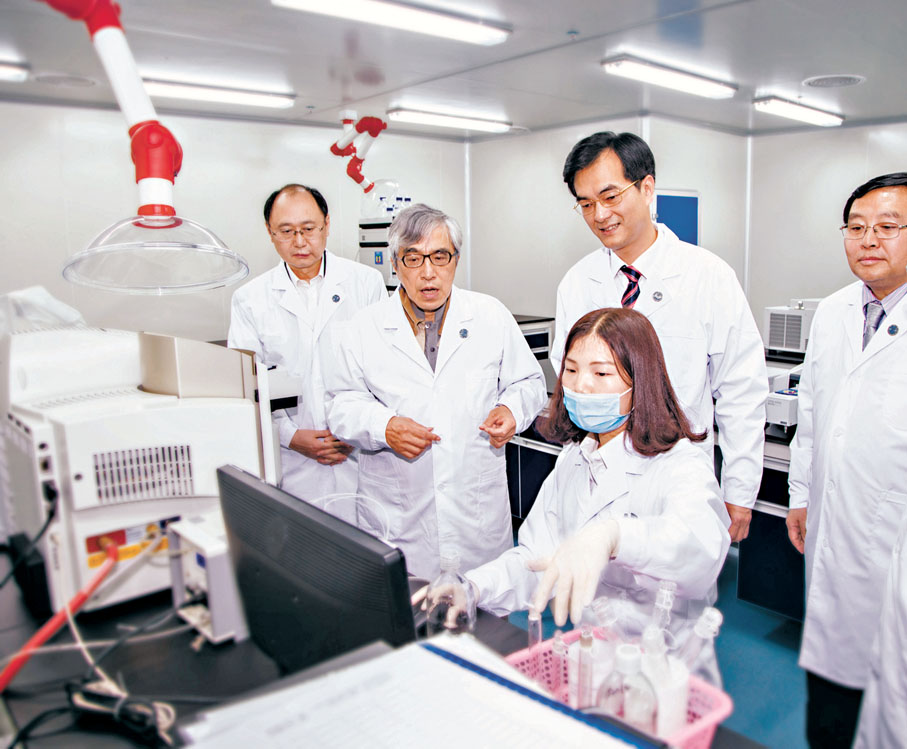 ●「十四五」 規劃實施以來，粵港澳大灣區重大科技基礎設施集群建設不斷提速、功能持續完善，以新質生產力為核心的 「灣區創新動能」加速集聚、釋放活力。圖為粵港科研人員在一起進行交流研究。 資料圖片