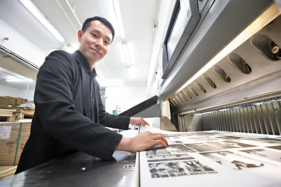 ●偉利印藝廖贊天稱，廠內備有逾二千種環保紙張，包括回收紙、可回收紙及由甘蔗纖維、草本植物等農業廢料製成的創新紙材。 香港文匯報記者郭木又 攝