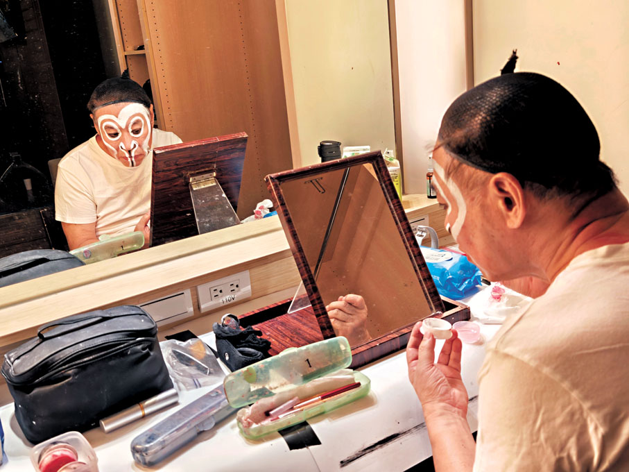 ●有「台灣第一美猴王」之稱的朱陸豪正在化妝。