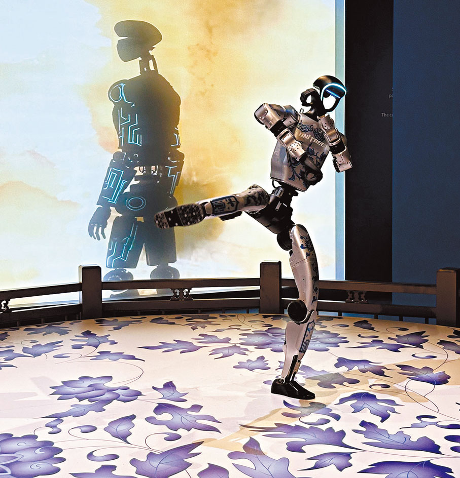 ●機器人展示詠春拳。  香港文匯報記者孔雯瓊  攝