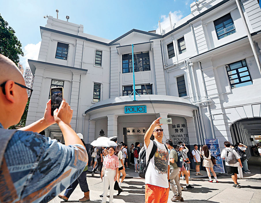 ●國慶黃金周，不少內地旅客到舊油蔴地警署打卡。香港文匯報記者郭木又  攝