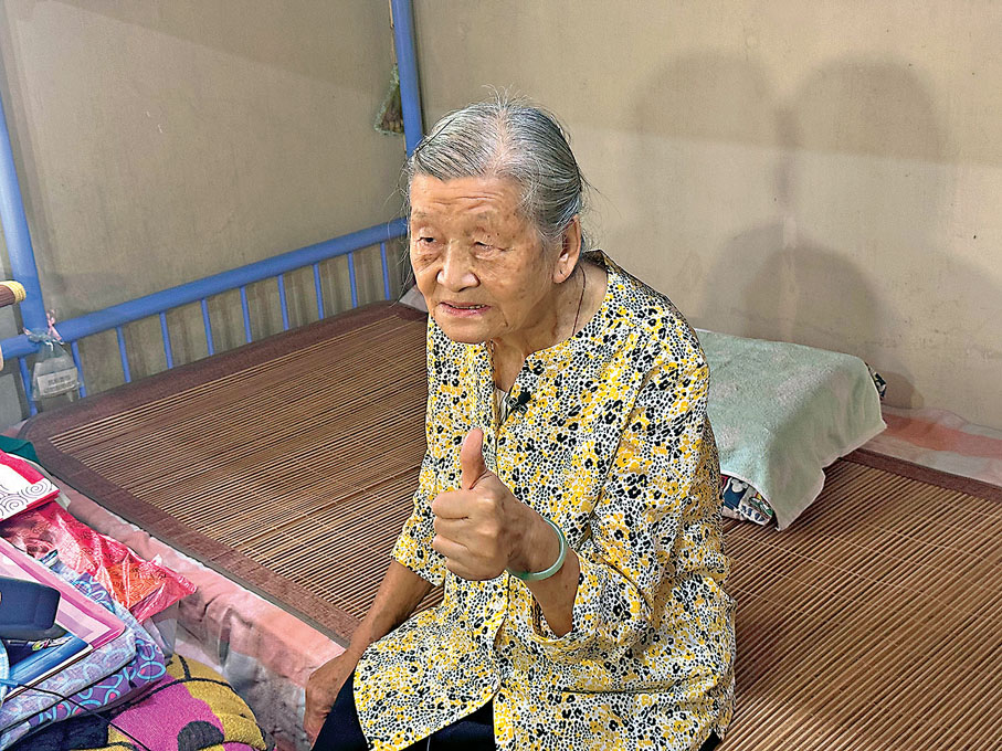 ●89歲的獨居長者葉婆婆表示，不用再擔心「連平安鐘都按不到」。 大公文匯全媒體記者  攝