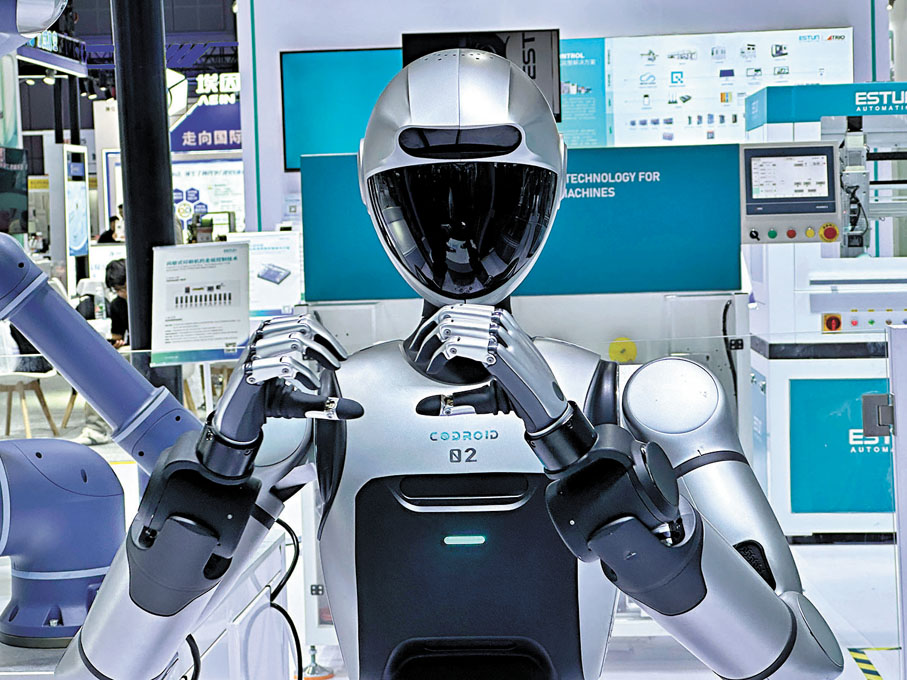 ●看到觀眾經過會比心的機器人。