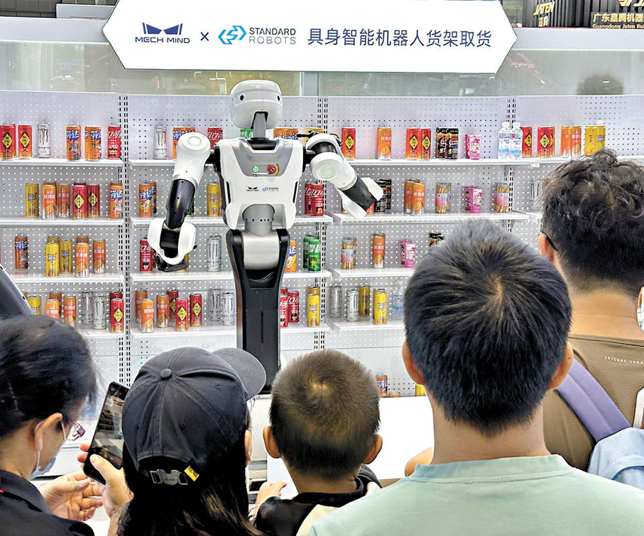 ●具身智能機器人示範在貨架取貨。