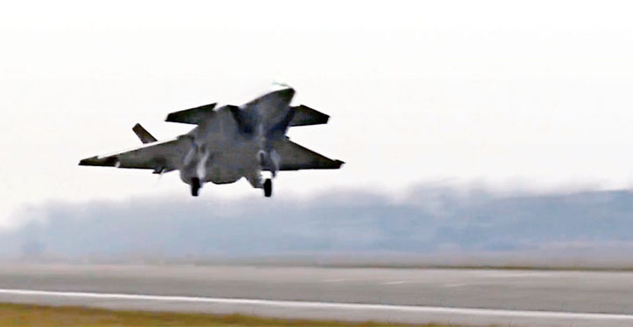 ●2011年1月11日下午，中國首款隱形戰機殲-20在成都溫江機場實現歷史性首飛。圖為昨日首次公開的首飛珍貴畫面。 視頻截圖